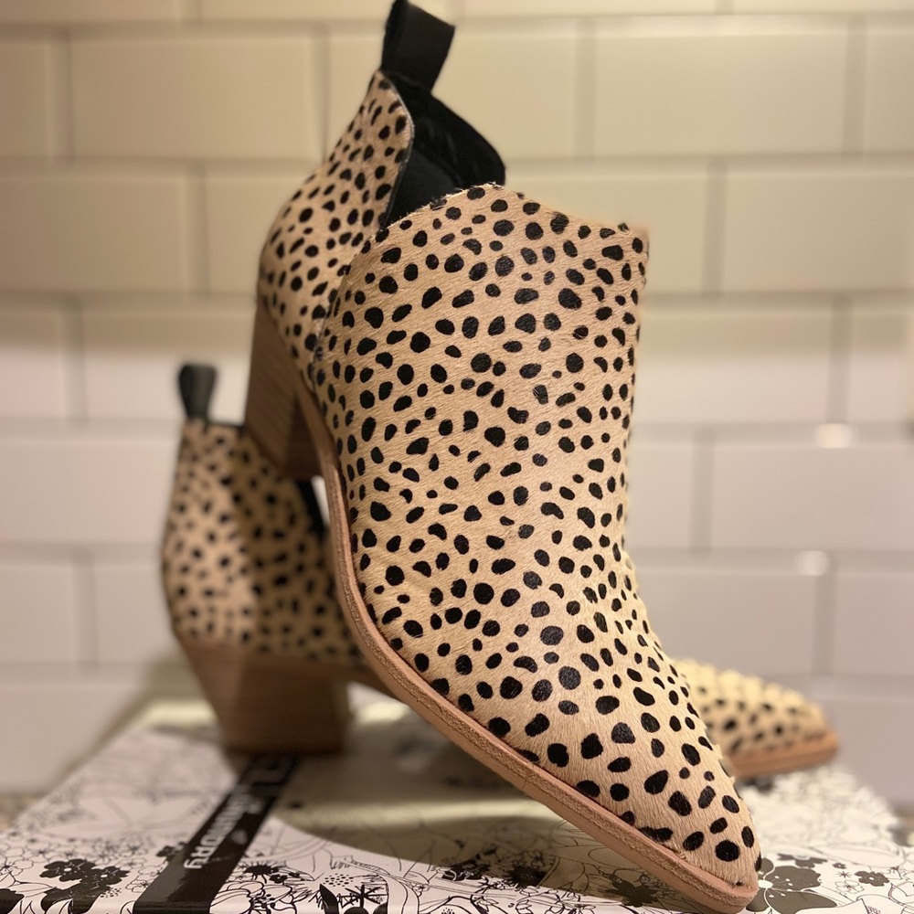 New w/o Box Animal Print Booties